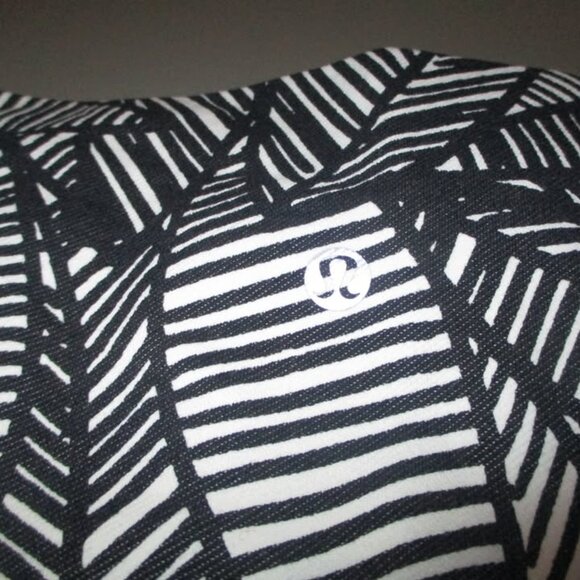 Lululemon Wunder Under Crop II *Roll Down Waist - NEW WITH TAG - Size 8 - Picture 2 of 3